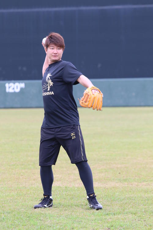 キャッチボールする日本ハム渡辺（撮影・田中彩友美）