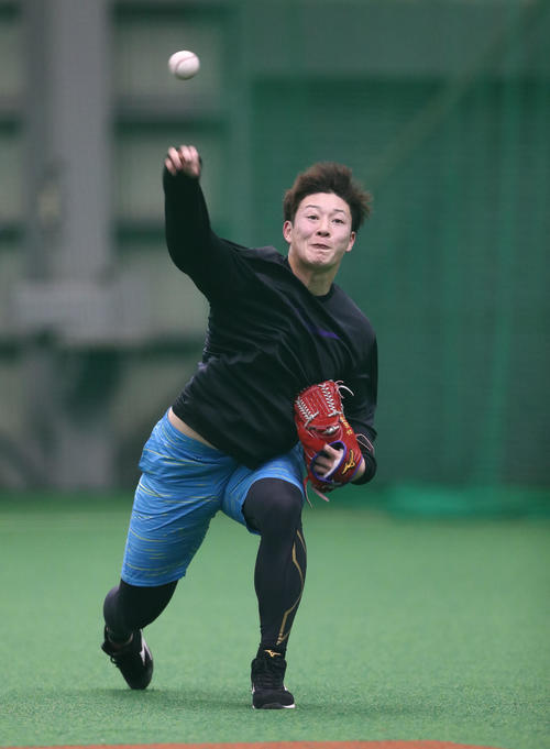 キャッチボールする日本ハム吉田輝（撮影・黒川智章）