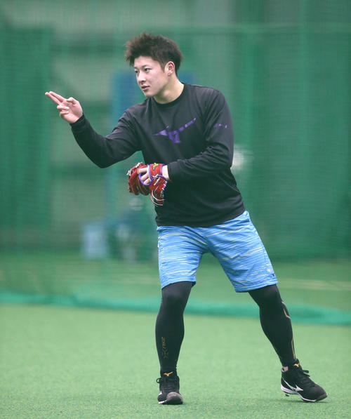 キャッチボール中、ポーズをとる日本ハム吉田輝（撮影・黒川智章）