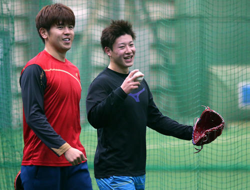 練習中、笑顔の日本ハム吉田輝（右）と清水（撮影・黒川智章）