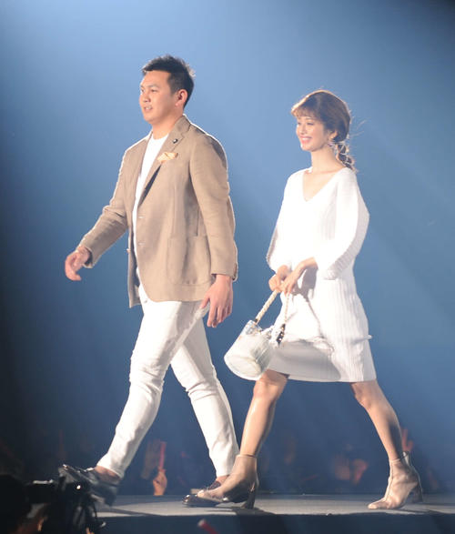 ゲスト出演のDeNA山崎（左）はモデルの小室安未とランウエーを歩く