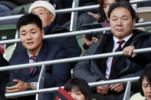 明大対早大　試合を観戦する清宮副会長（右）と幸太郎（撮影・狩俣裕三）