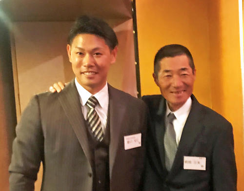 教え子の阪神原口（左）の来場に喜ぶ帝京・前田監督（撮影・古川真弥）