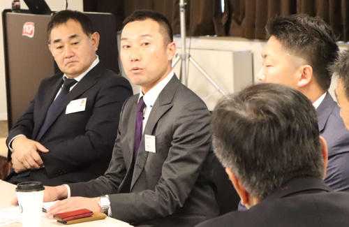 日本野球連盟の指導者研修会に参加し、他の指導者と議論を交わす日本製鉄かずさマジック・渡辺俊介監督（左から2人目）（撮影・湯本勝大）