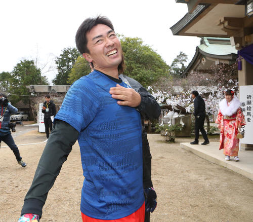 長崎県護国神社の境内を駆け抜け、待っていた関係者に迎えられる和田（撮影・栗木一考）