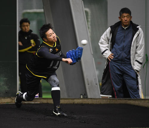 新人合同自主トレ2日目、早くもブルペンに入り25球を投げ込んだ3位の津森宥紀、右は福山龍太郎チーフスカウト（撮影・今浪浩三）