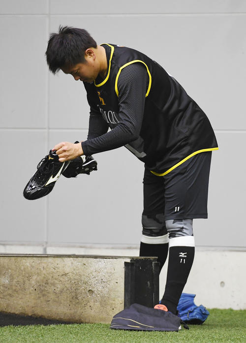 新人合同自主トレ2日目、ブルペンで投げ込んだ3位の津森宥紀はスパイクの泥を落とす（撮影・今浪浩三）