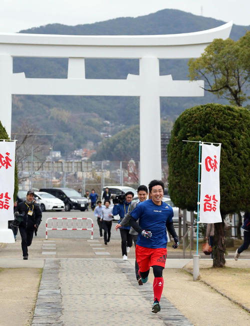長崎県護国神社の境内を駆け抜ける和田（撮影・栗木一考）