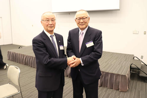 明大　握手を交わす（写真左から）新OB会長に就任した吉川芳登氏と、退任した元大洋の土井淳氏