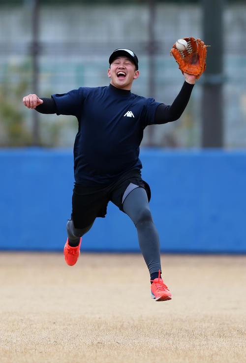 アメリカンノックでジャンピングキャッチするDeNA山崎（撮影・大野祥一）