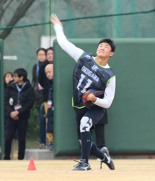 遠投するドラフト1位の奥川（撮影・鈴木みどり）