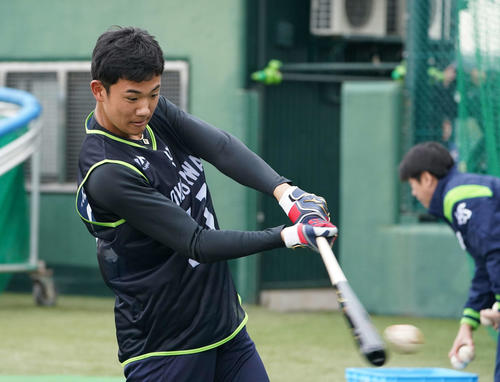 ティー打撃を行うヤクルトドラフト1位の奥川（撮影・鈴木みどり）