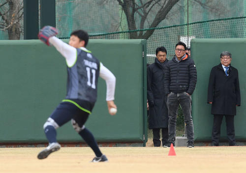 遠投するドラフト1位の奥川（左手前）を見つめるヤクルト池山2軍監督（右から2人目）、小川GM（中央）（撮影・鈴木みどり）