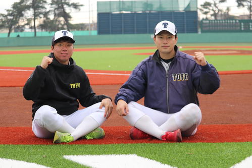 新しくなった内野の人工芝に座る東洋大・山崎（右）と村上（撮影・古川真弥）
