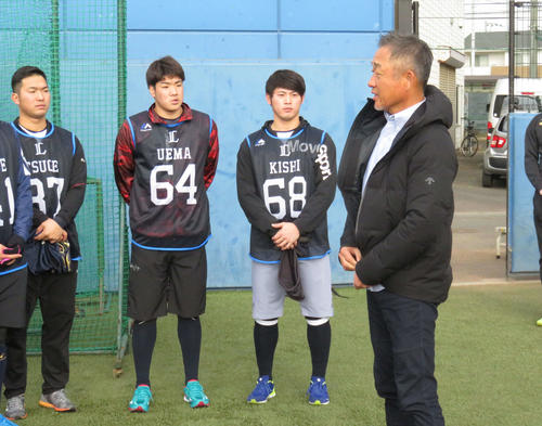 新人に訓示をする西武辻監督（右）（撮影・栗田成芳）