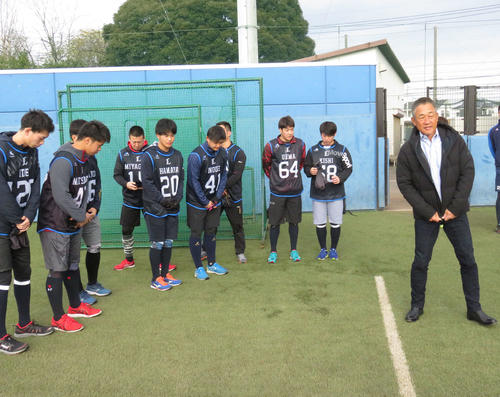 新人に訓示をする西武辻監督（右）（撮影・栗田成芳）