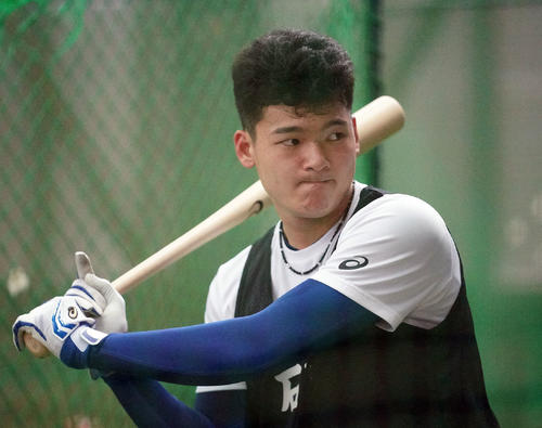 中日新人合同自主トレ　バットを手に鏡を見つめスイングする石川昂弥（撮影・森本幸一）