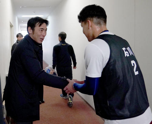 中日新人合同自主トレ　石川昂弥（右）と握手を交わす荒木雅博コーチ（撮影・森本幸一）