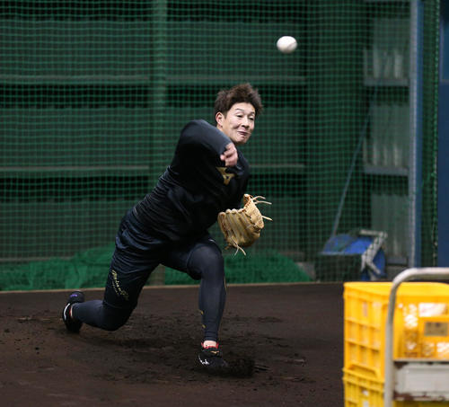 ブルペンのマウンドからネットスローする日本ハム吉田輝（撮影・黒川智章）