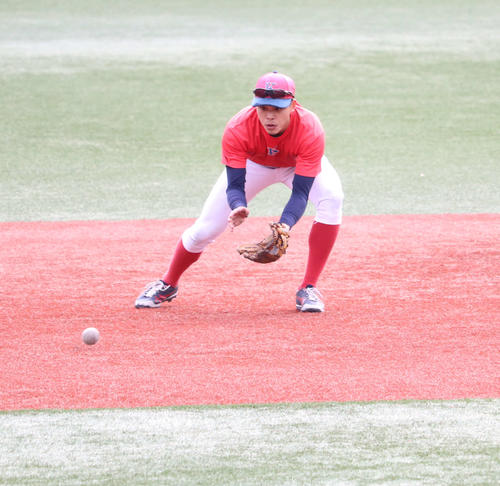 練習始めでノックを受ける国学院大・小川龍成（撮影・湯本勝大）