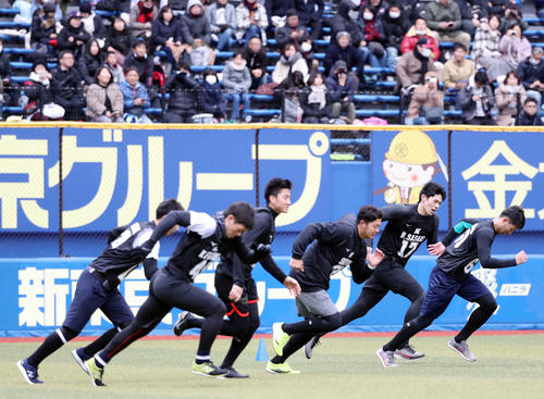 スタンドからファンが見つめる中、インターバル走を行うロッテ佐々木朗（右から2人目）ら新人選手たち（撮影・垰建太）