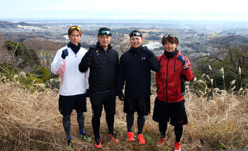頂上で写真に納まる、左から古村、石田、山崎、三嶋（撮影・大野祥一）