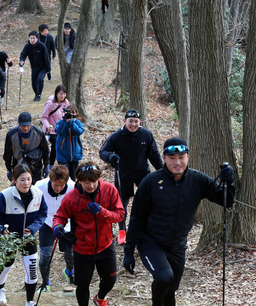 登山中、笑顔を見せるDeNA山■（■は崎の大が立の下の横棒なし）（中央）（撮影・大野祥一）