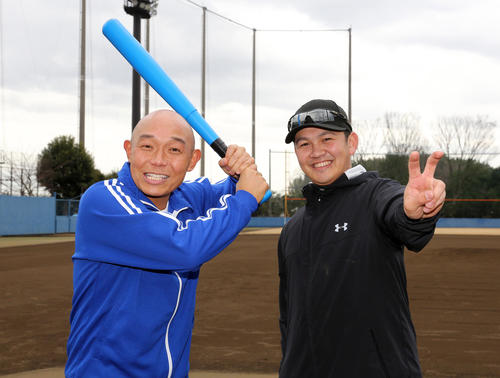 高校の先輩でお笑い芸人のそうすけ（左）と笑顔を見せるDeNA山崎康晃（撮影・大野祥一）