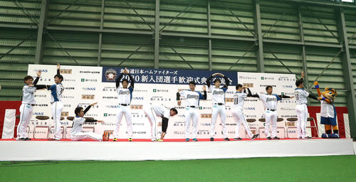 北海道日本ハムファイターズ2020新入団選手歓迎式典・交流会で2019年2軍のスローガン「HEAD　NORTH」を人文字で表す左から河野、立野、上野、鈴木健、望月、梅林、片岡、宮田、樋口、長谷川（撮影・黒川智章）