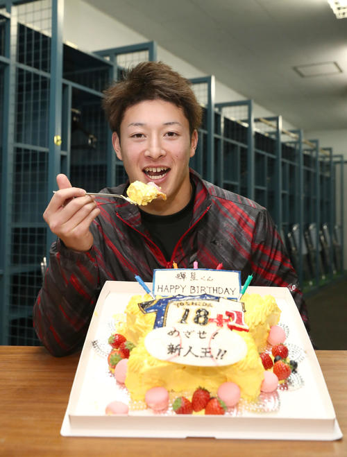 19歳の誕生日を迎えバースデーケーキを前に笑顔の日本ハム吉田輝（撮影・黒川智章）