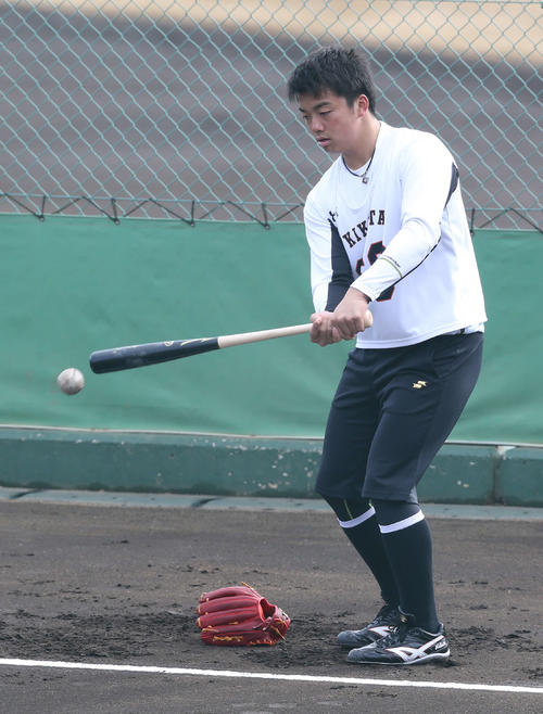 新人合同自主トレでボールを打ち返す巨人菊田（撮影・河野匠）
