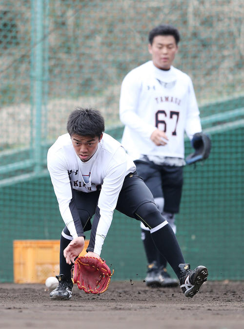 ノックで軽快な動きを見せる巨人菊田（手前）。後方は山瀬（撮影・河野匠）