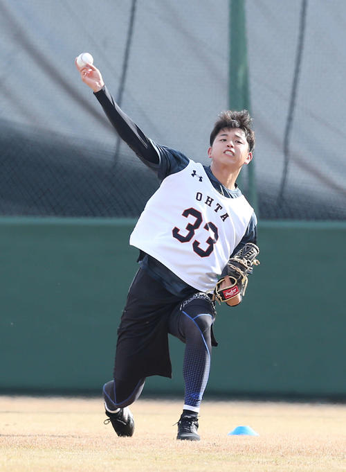 力強いキャッチボールを披露する巨人太田（撮影・河野匠）