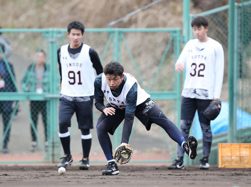 ノックを受ける巨人太田（中央）。左は井上、右は堀田（撮影・河野匠）