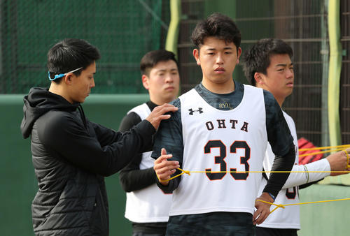 ゴムチューブでトレーニングを行う巨人太田（撮影・河野匠）