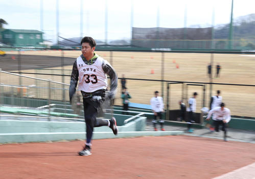 坂道を勢いよく駆け上がる巨人太田（撮影・河野匠）