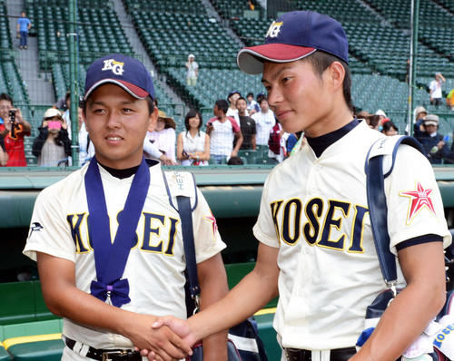 第94回夏の甲子園で準優勝に終わるもがっちり握手をかわす光星学院・田村龍弘（左）と北條史也（2012年8月23日撮影）