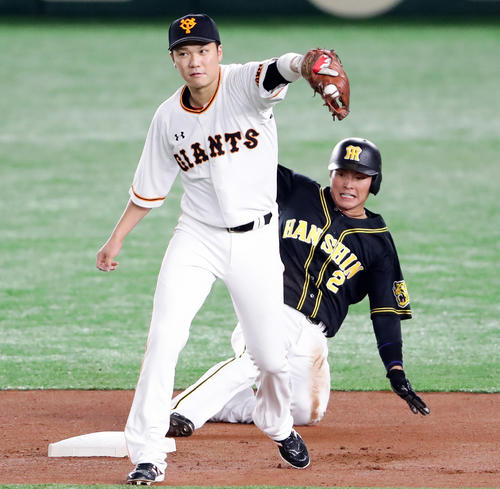 CSファイナル第2戦　1回表阪神1死一塁、二盗を成功させた北條史也。遊撃手坂本勇人（2019年10月10日撮影）