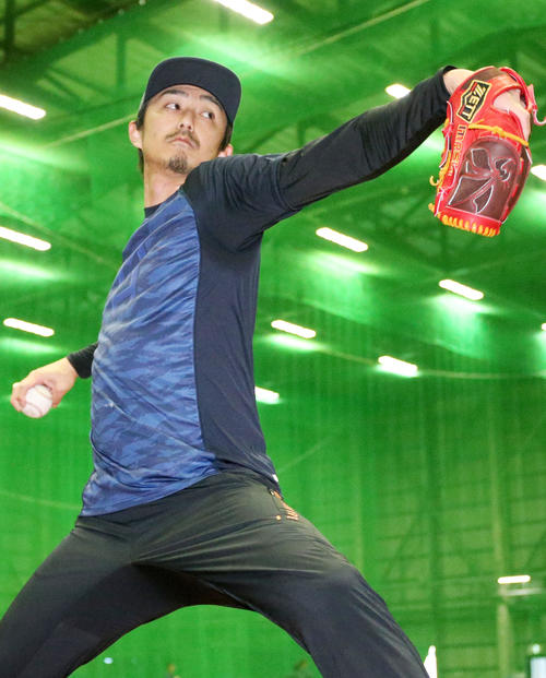 自主トレを公開したオリックスの増井はネットスローで汗を流す（撮影・上山淳一）