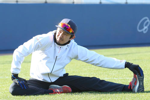 自主トレを公開したオリックスの増井はグラウンドで柔軟する（撮影・上山淳一）