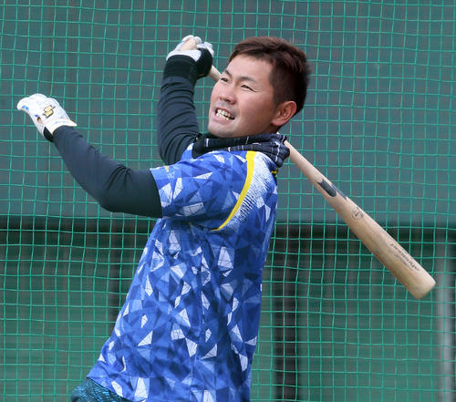 フリー打撃をする中村晃（撮影・栗木一考）