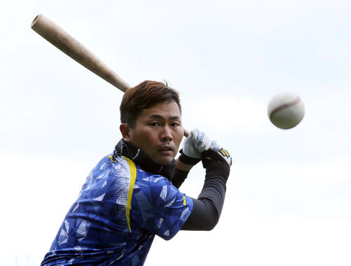 ティー打撃をする中村晃（撮影・栗木一考）