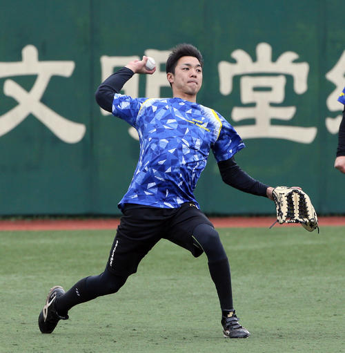 ノックの打球を送球する田城（撮影・栗木一考）