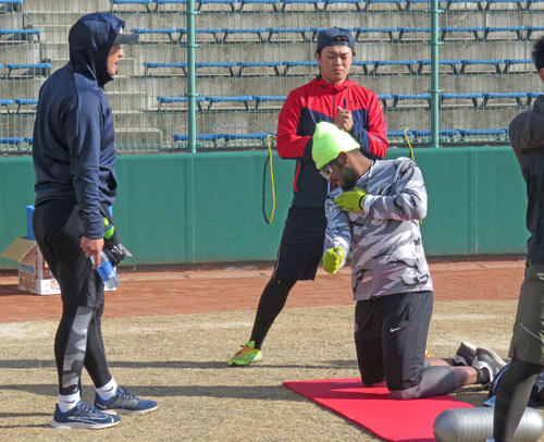 楽天浅村（左）は自主トレをともに行うオコエ（右手前）のトレーニングを見守る（撮影・桑原幹久）