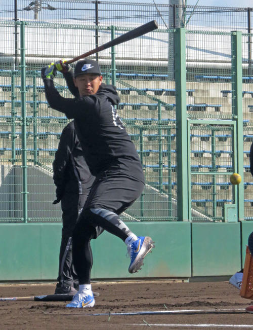 自主トレでロングティーを行う楽天浅村（撮影・桑原幹久）