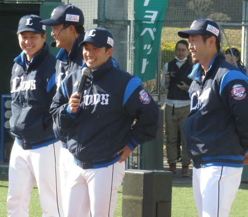 野球教室であいさつする西武野田（左から3人目）。左から斉藤、戸川、1人おいて外崎（撮影・栗田成芳）