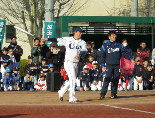 野球教室でノックを披露する西武野田（撮影・栗田成芳）