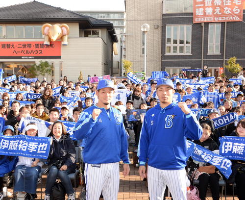 DeNA伊藤裕（左）と倉本は大勢の観客と記念撮影に納まる（撮影・鈴木正章）