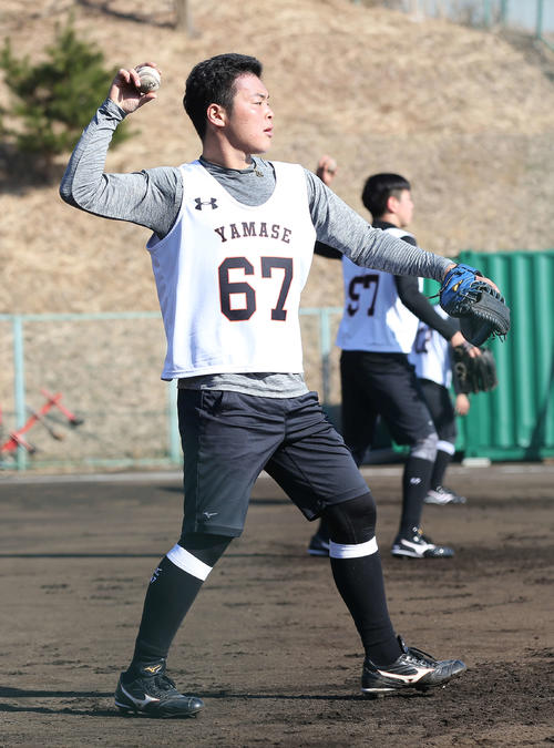 ペッパー打撃でボールを投げる巨人山瀬（撮影・河野匠）