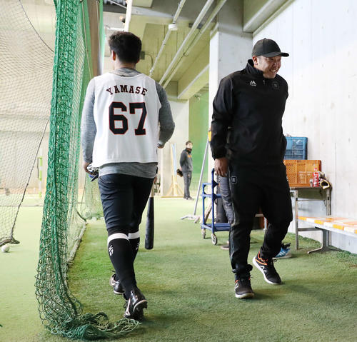 室内練習場で巨人山瀬（左）とすれ違う阿部2軍監督（撮影・河野匠）